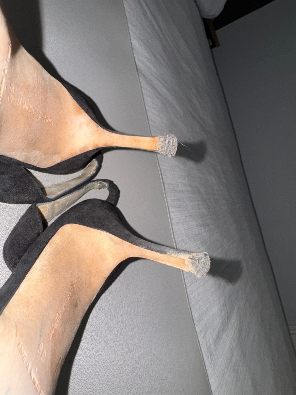 Manolo Blahnik Carolyne Black Suede Slingback Pointed Pumps Size EU 39 / US 8.5 - Picture 14 of 17